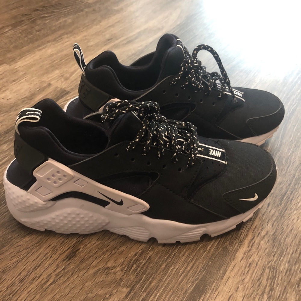 Nike Huarache (Youth 5.5 women’s 6)